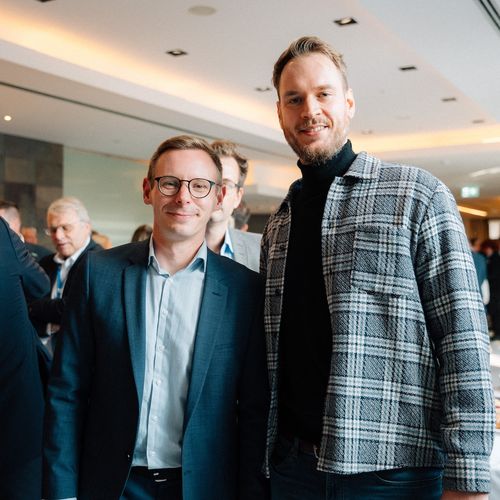 Dr. Tobias Krick im Austausch mit Entscheidern aus dem Gesundheitswesen auf einem Branchenevent