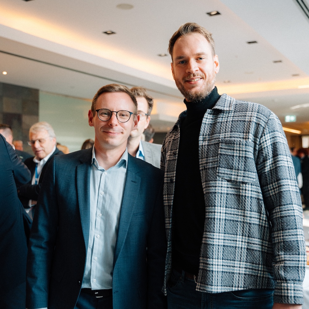 Dr. Tobias Krick im Austausch mit Entscheidern aus dem Gesundheitswesen auf einem Branchenevent