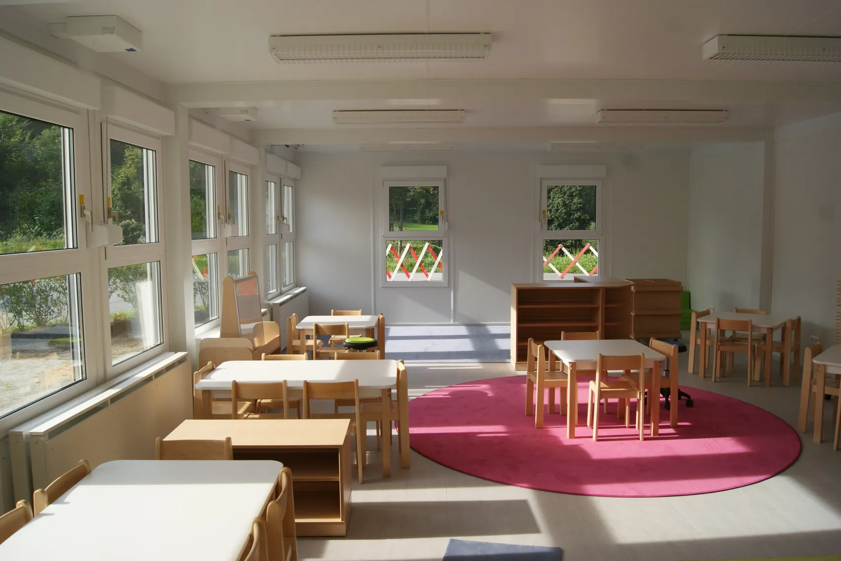 Modular kindergarten facility with classrooms, play areas and teacher rooms