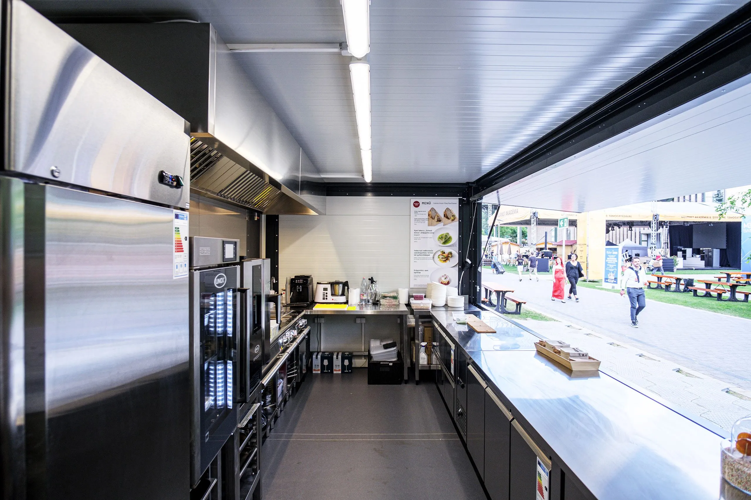Deployable military catering and canteen infrastructure 