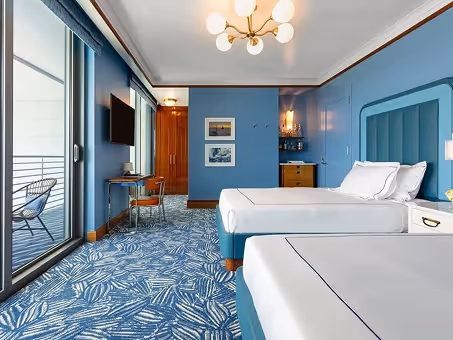 Duas camas queen e uma varanda. Mr. C Miami – Coconut Grove, um hotel de luxo em Miami.