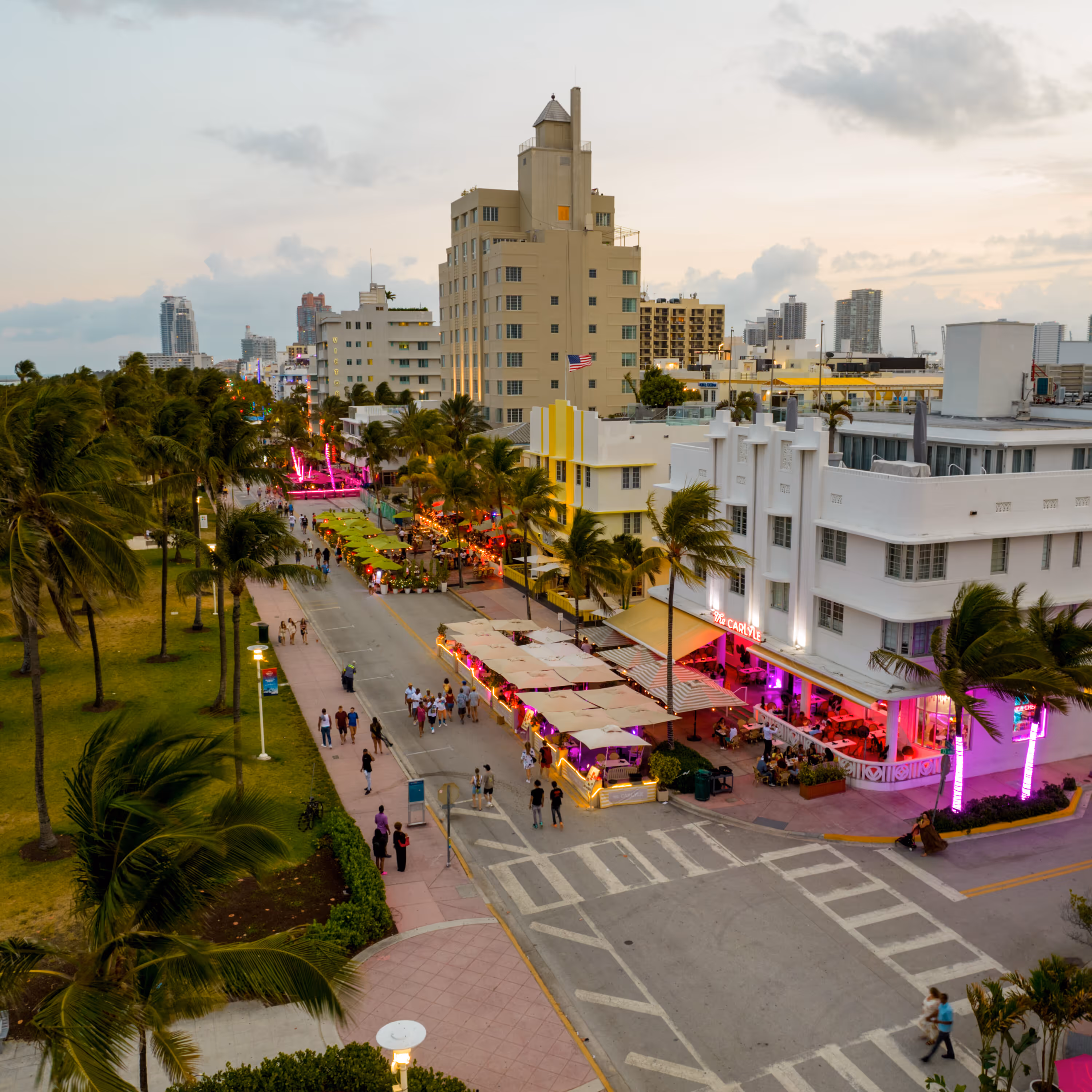 Vue aérienne des rues urbaines et de l'architecture historique de Miami au Mr. C Miami – Coconut Grove, hôtel de luxe.