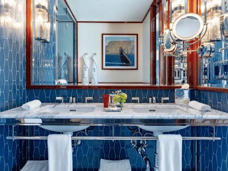 Área da bancada do banheiro com cuba dupla e quadros decorativos no Mr. C Miami – Coconut Grove, um hotel de luxo.