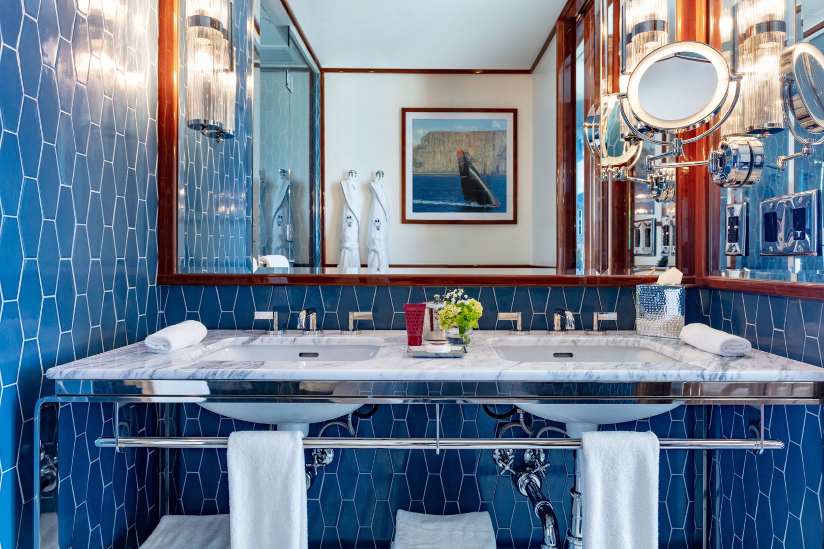 Bancada de mármore com cuba dupla e espelho grande no Mr. C Miami – Coconut Grove, um hotel de luxo em Miami.
