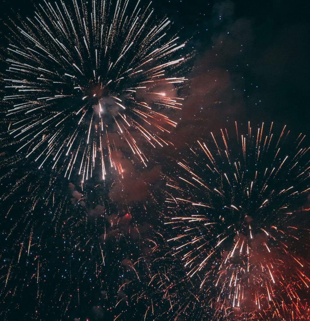 Feux d'artifice éclatant dans le ciel nocturne avec des traînées scintillantes et de la fumée, Mr. C Miami – Coconut Grove, hôtel de luxe.