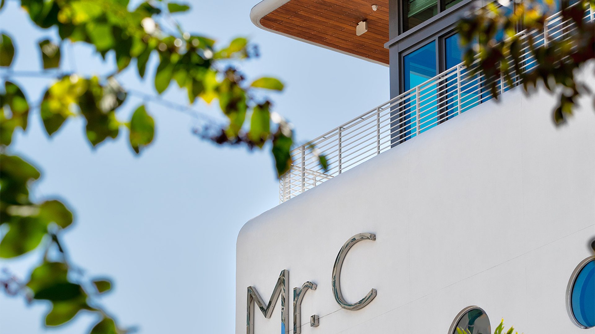 Extérieur de l'hôtel vu à travers des palmes tropicales au Mr C Coconut Grove, hôtel de luxe dans le sud de la Floride