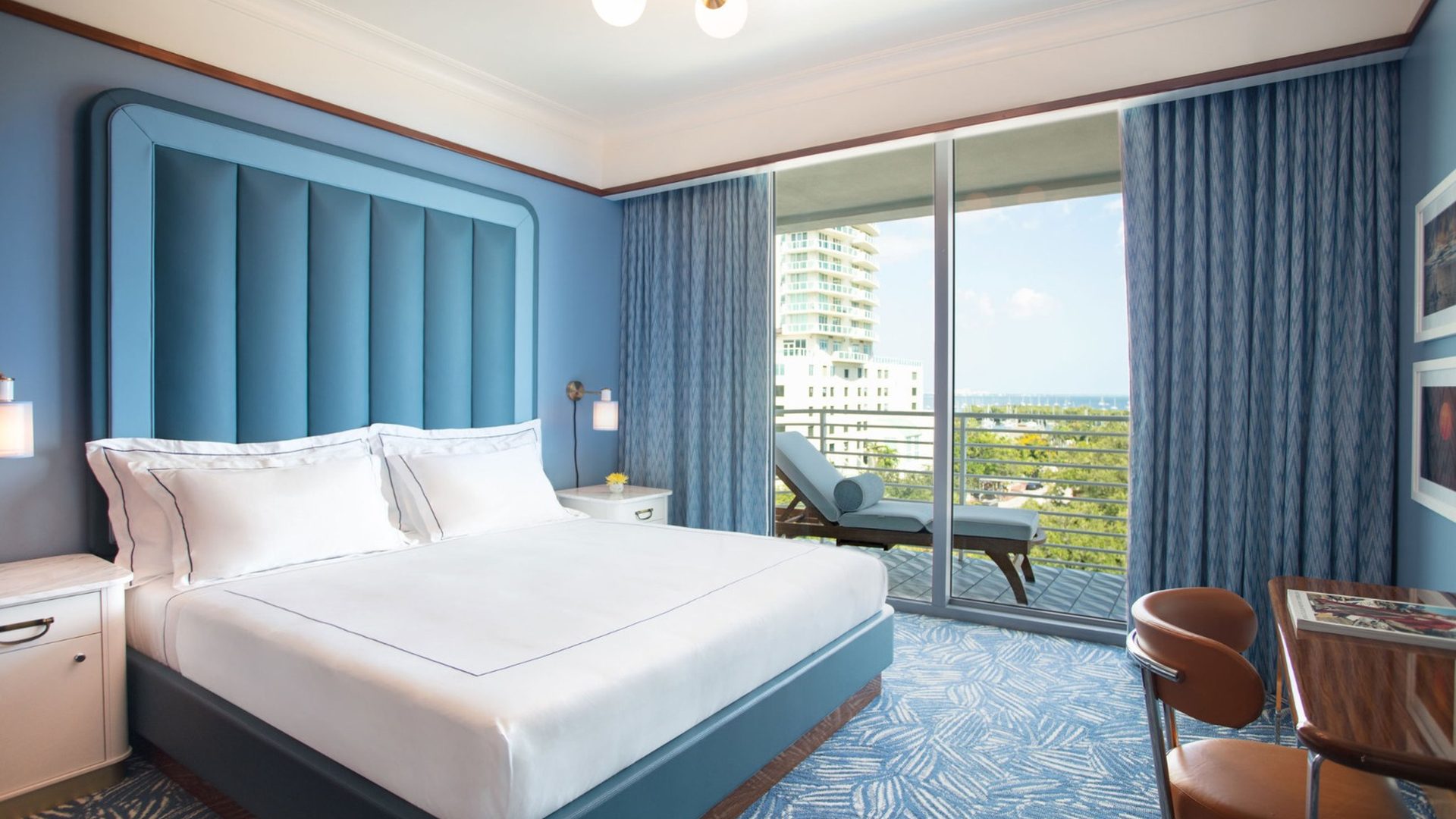 Chambre d'hôtel avec lit king-size et balcon privé donnant sur la skyline au Mr C Coconut Grove, hôtel de luxe à Miami
