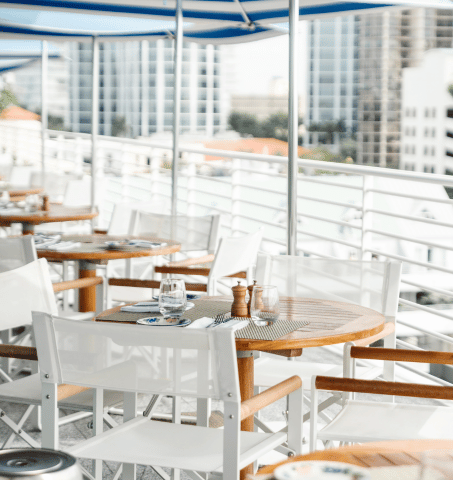 Lounge bar sul tetto al Mr C Coconut Grove, classificato tra i migliori cocktail bar panoramici di Miami