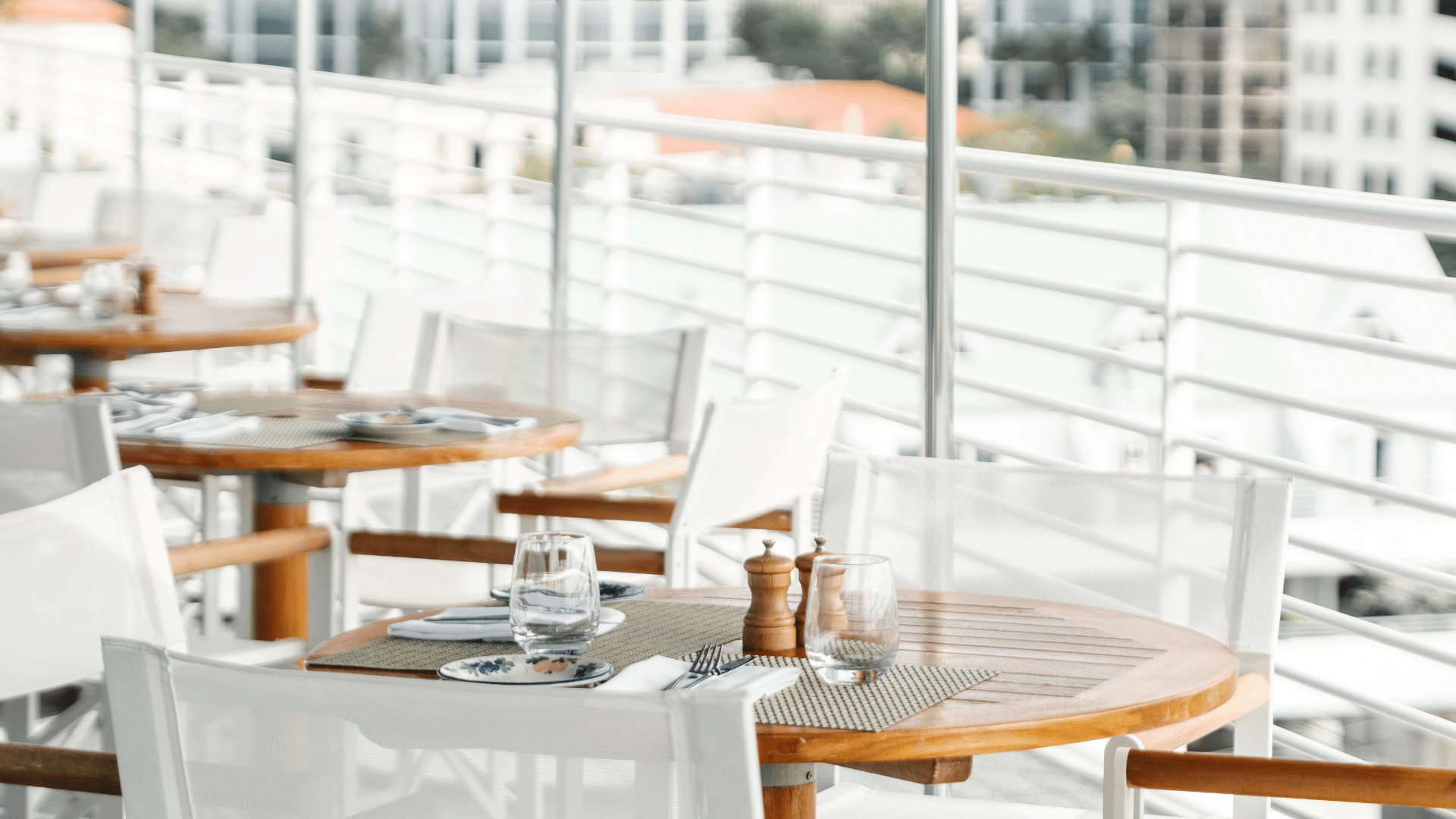 Atmosfera del bar a bordo piscina sul tetto del Mr C Coconut Grove, una delle mete preferite per i cocktail panoramici a Miami