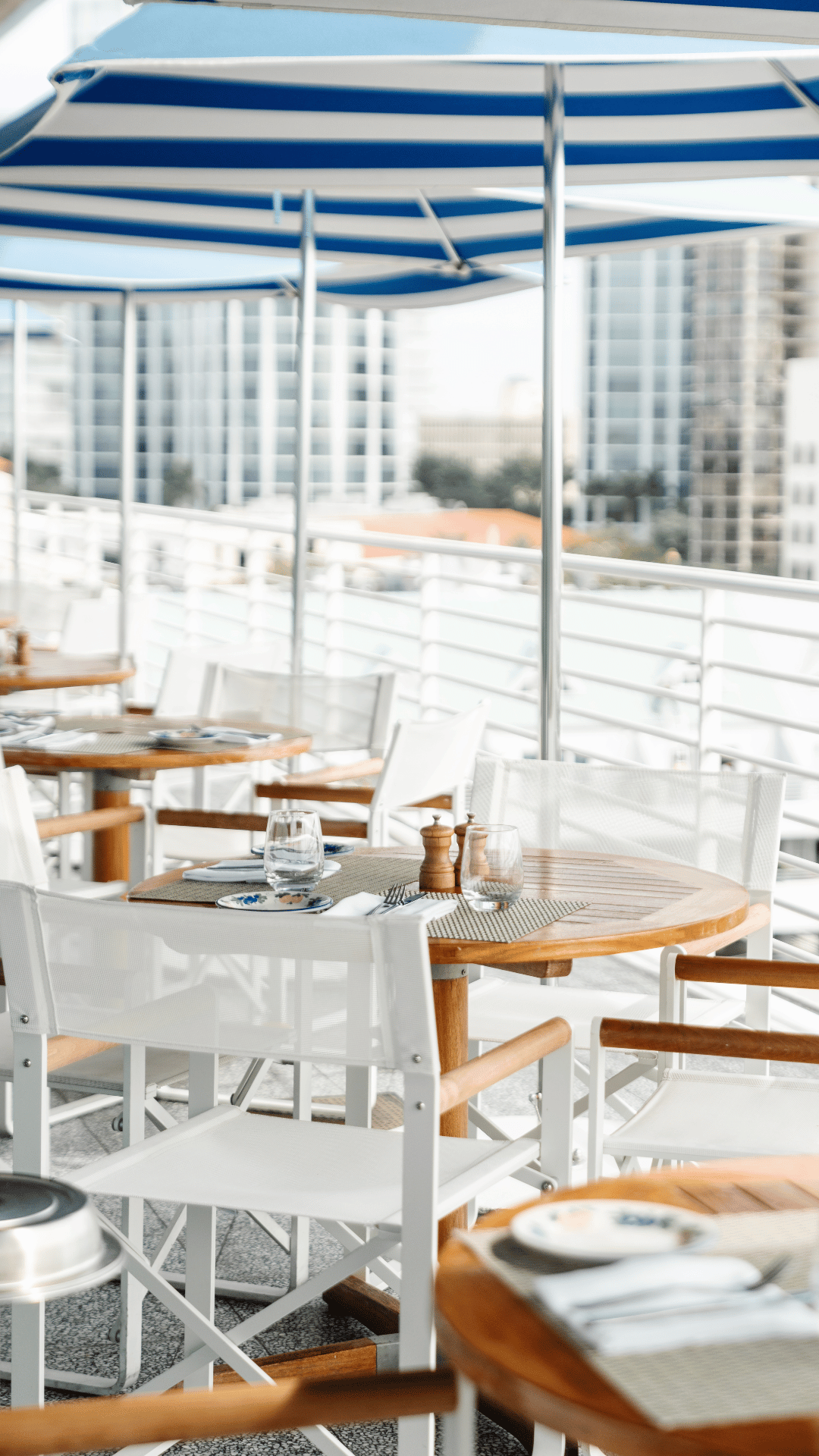 Atmosfera del bar a bordo piscina sul tetto del Mr C Coconut Grove, una delle mete preferite per i cocktail panoramici a Miami