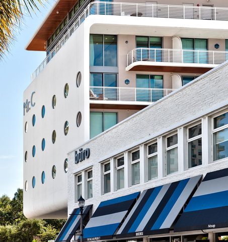 Vista dalla strada dell'esterno dell'hotel con balconi privati che si affacciano sui negozi di Coconut Grove, hotel di lusso a Miami