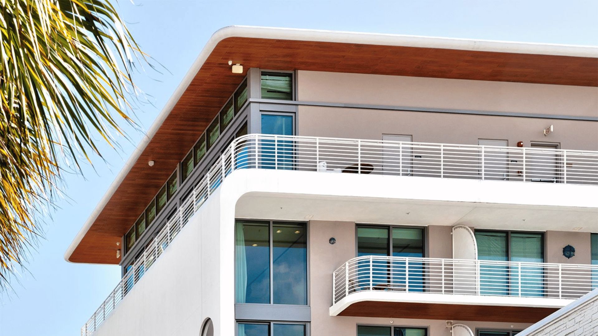 Edificio dell'hotel con balconi a gradoni e tettoia panoramica sopra le boutique del quartiere al Mr. C Coconut Grove, hotel di lusso nel sud della Florida