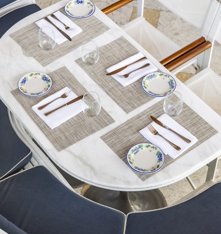 Veduta aerea di un elegante tavolo da pranzo all'aperto preparato per quattro persone presso il Mr. C Coconut Grove, hotel di lusso nel sud della Florida