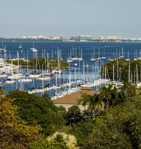 Vista del porto turistico di Coconut Grove e di Biscayne Bay dal Mr. C Coconut Grove, hotel di lusso nel sud della Florida