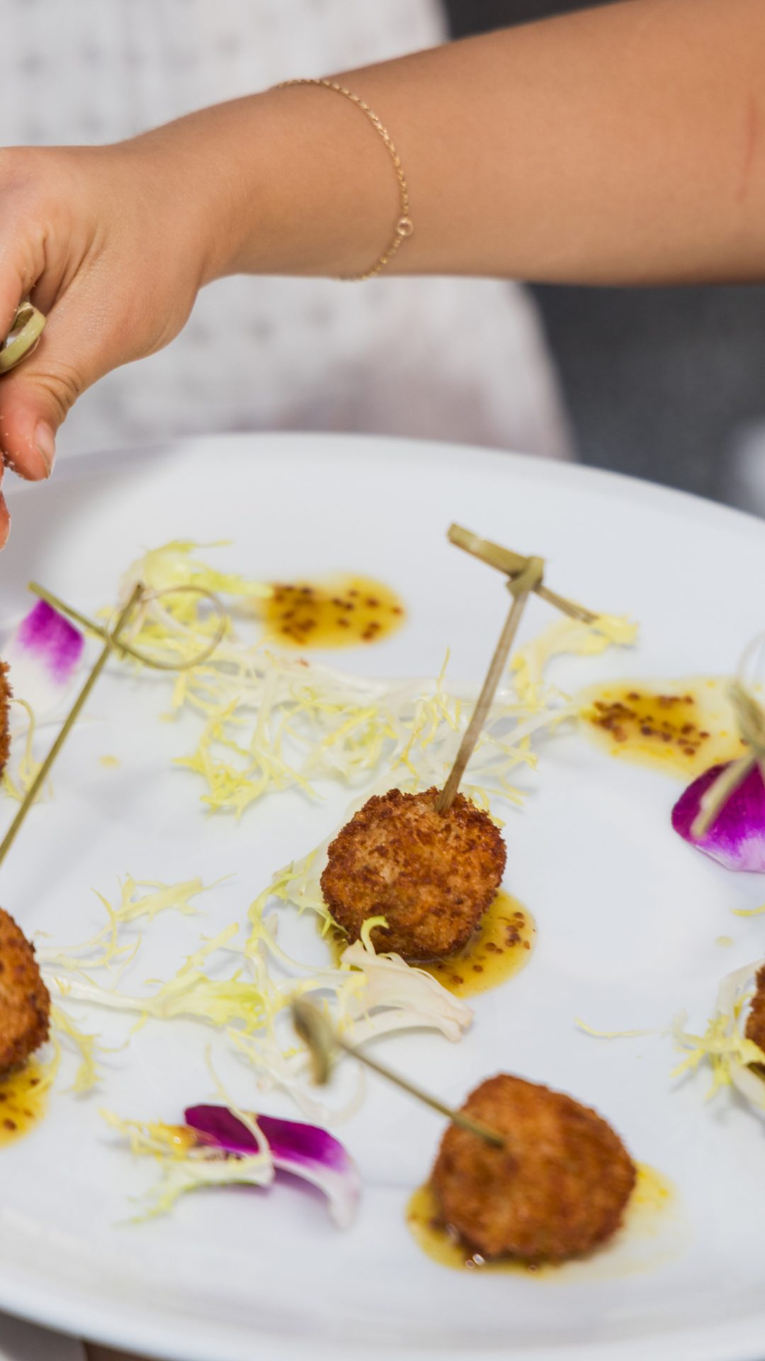 Bocconcini gourmet di crocchette fritte guarniti con fiori eduli al Mr. C Coconut Grove, hotel di lusso a Miami