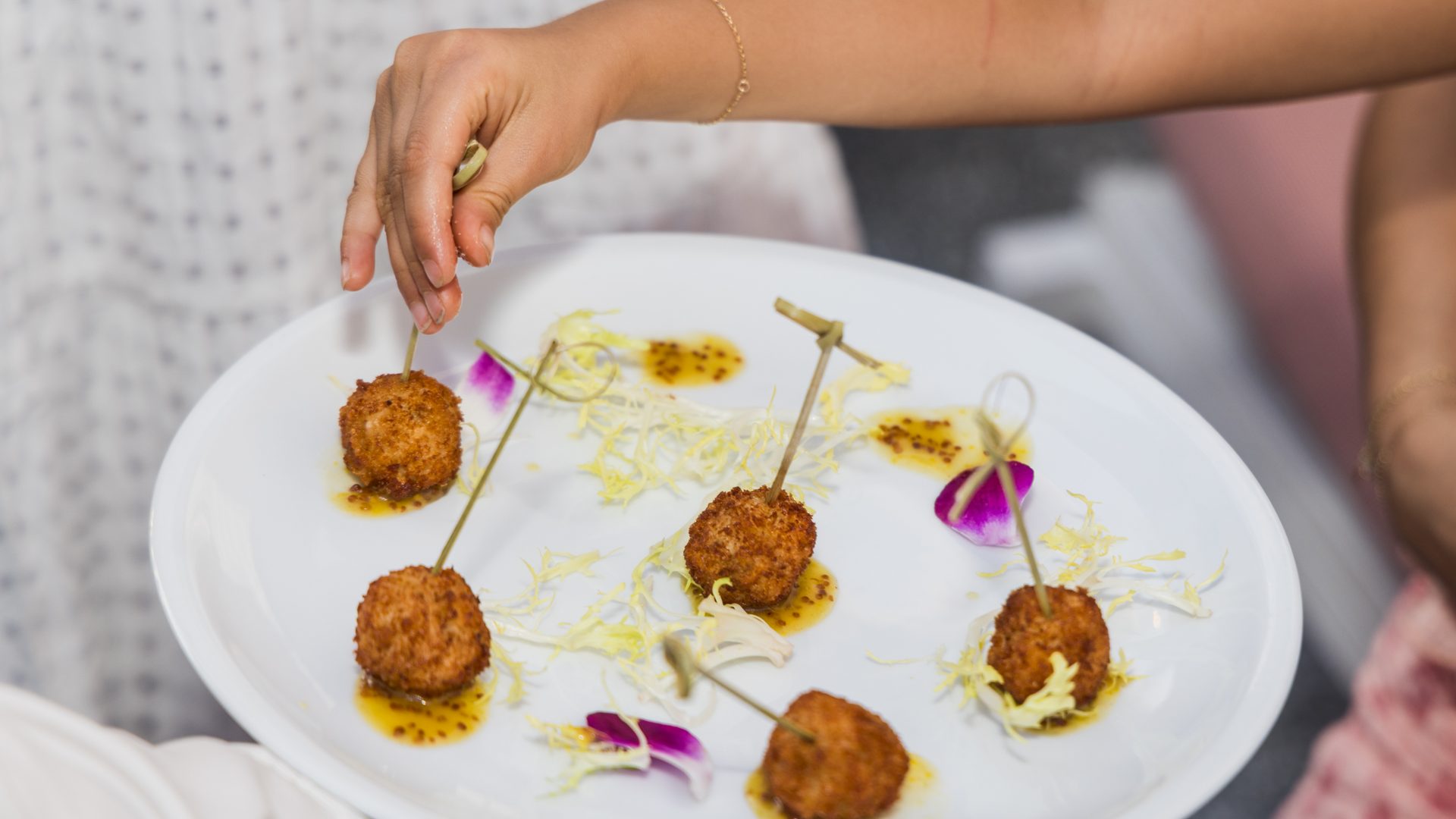 Bocconcini gourmet di crocchette fritte guarniti con fiori eduli al Mr. C Coconut Grove, hotel di lusso a Miami