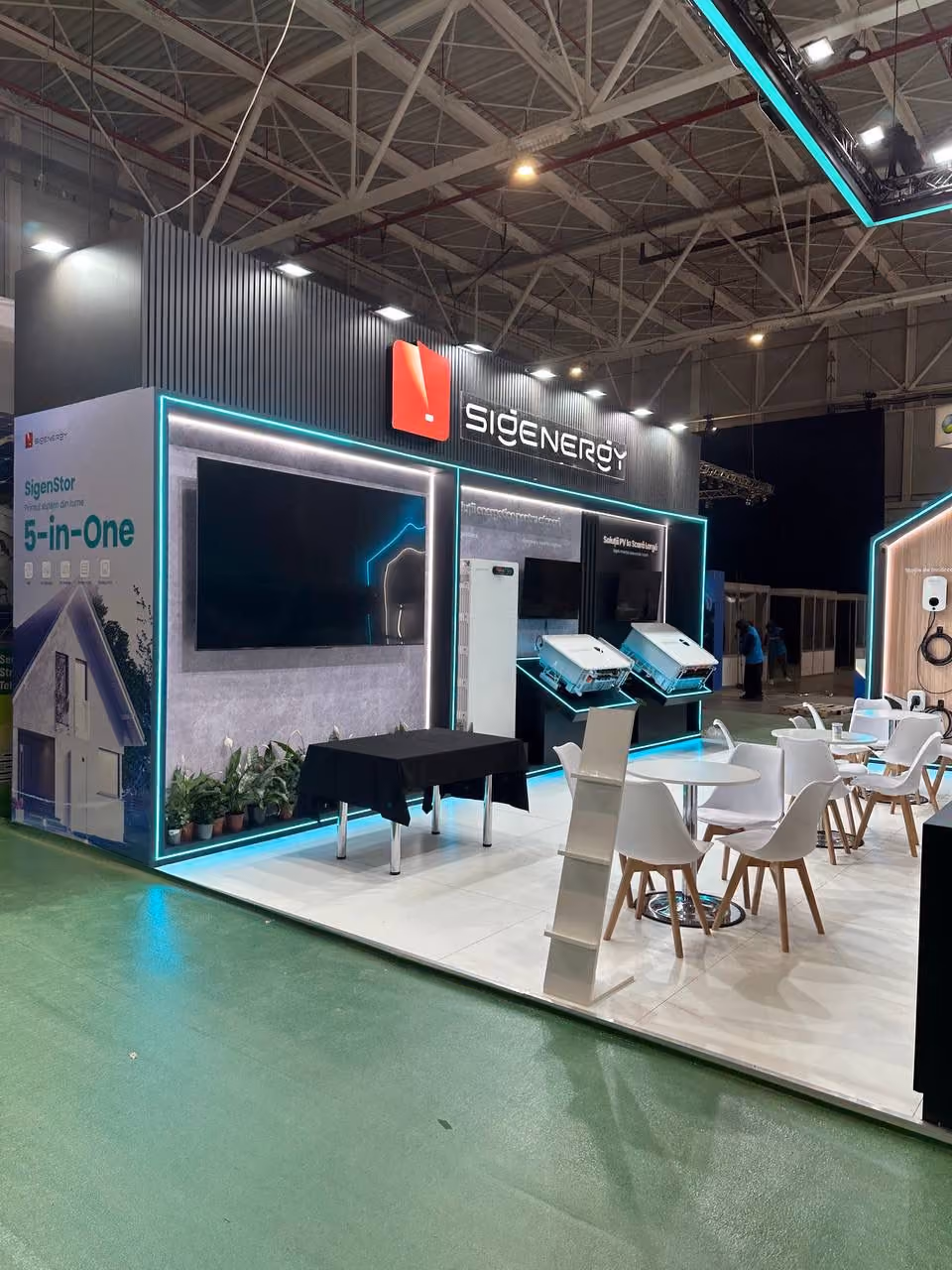 Sigenergy exhibition booth display with seating area and branded signage