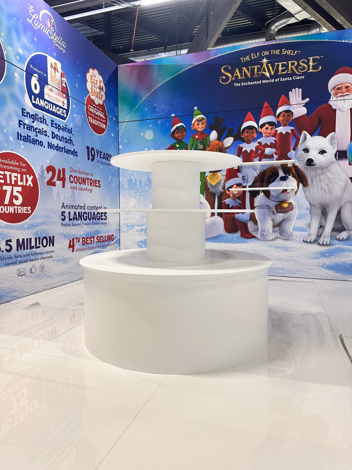 santaverse-exhibition-booth-front-view