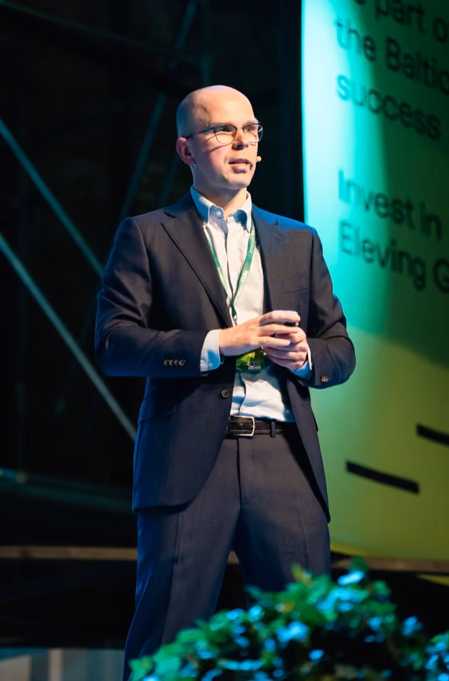Tom Crosshill presenting at an investment conference