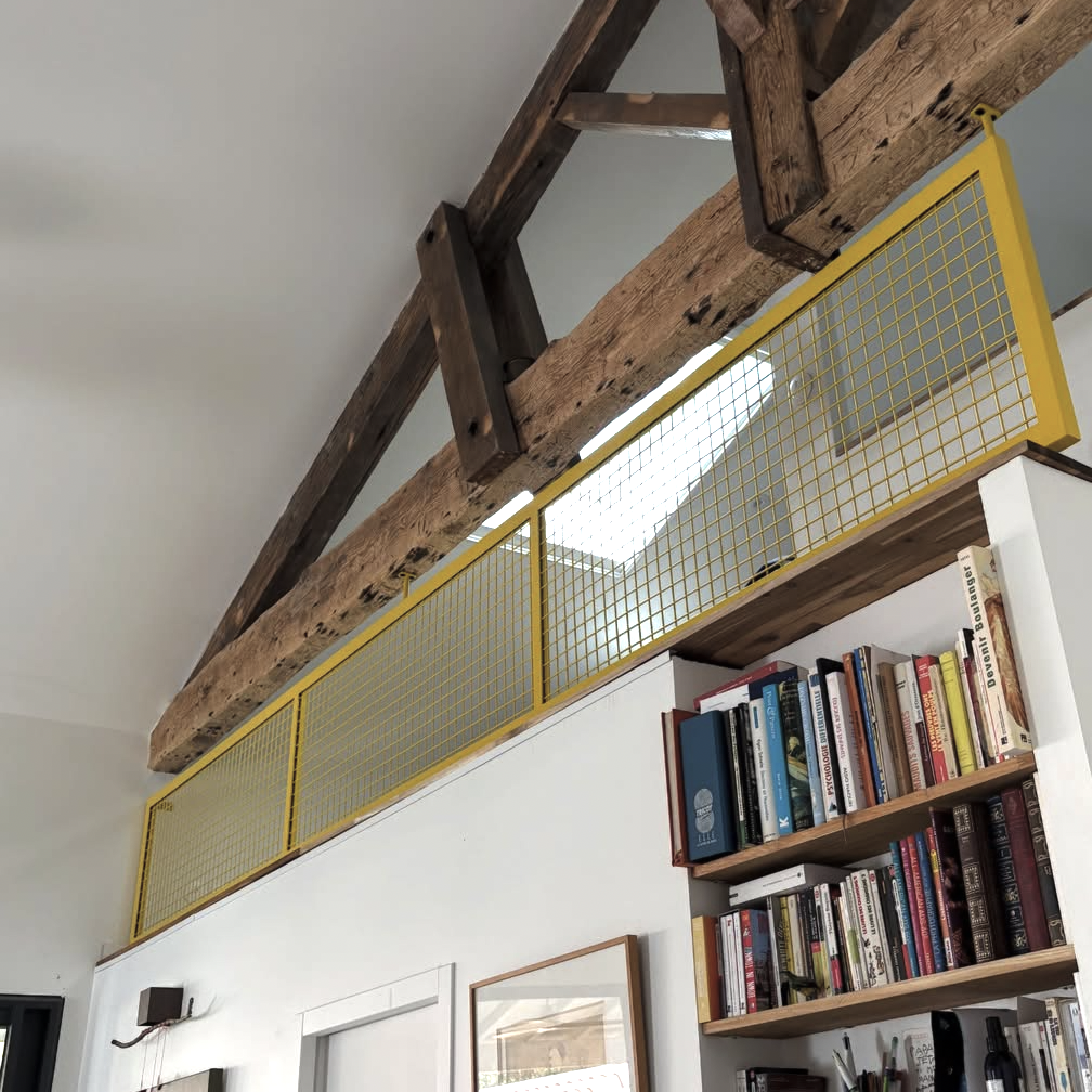 Garde-corps mezzanine acier et grille métallique thermolaqué jaune – réalisation Vigon Metal