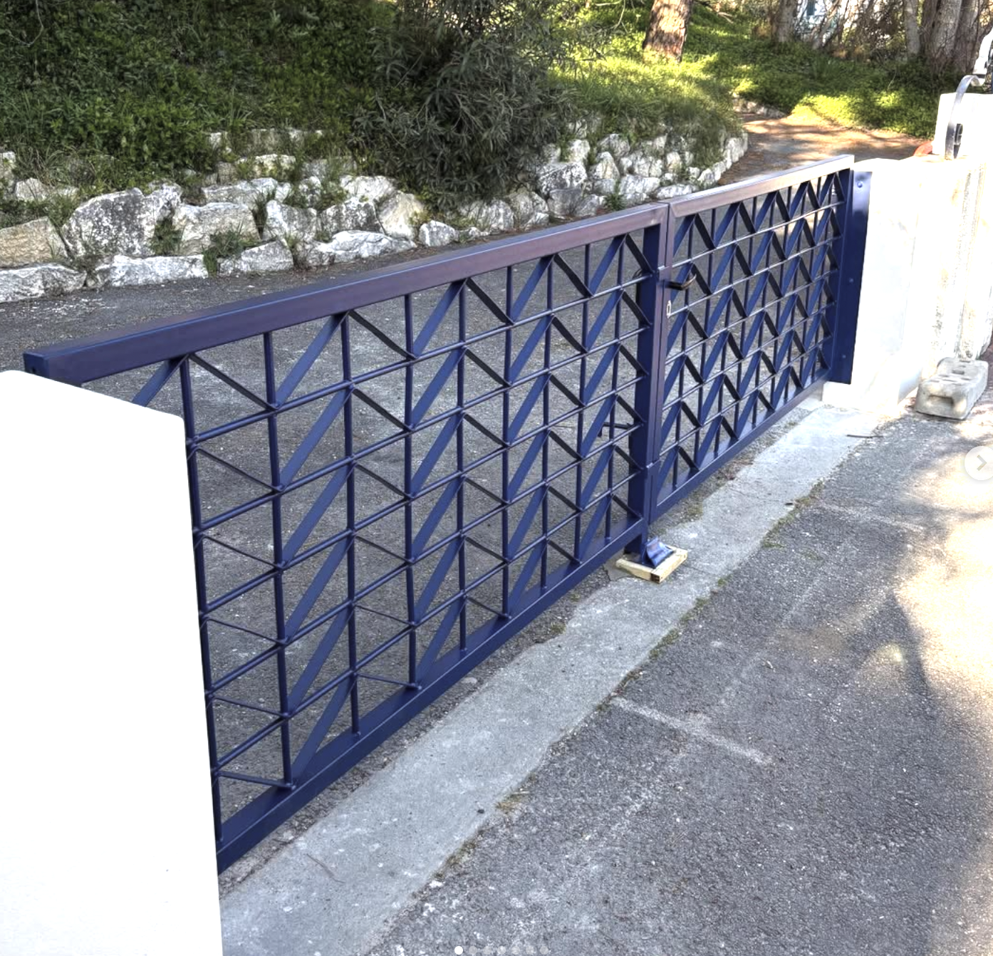 Portail métallique bleu nuit remis en état à Arcachon – décapage et thermolaquage par Vigon Metal