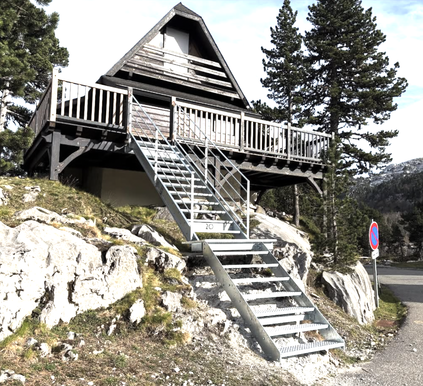 Escalier extérieur acier galvanisé ancré dans la roche à La Pierre-Saint-Martin – Vigon Metal