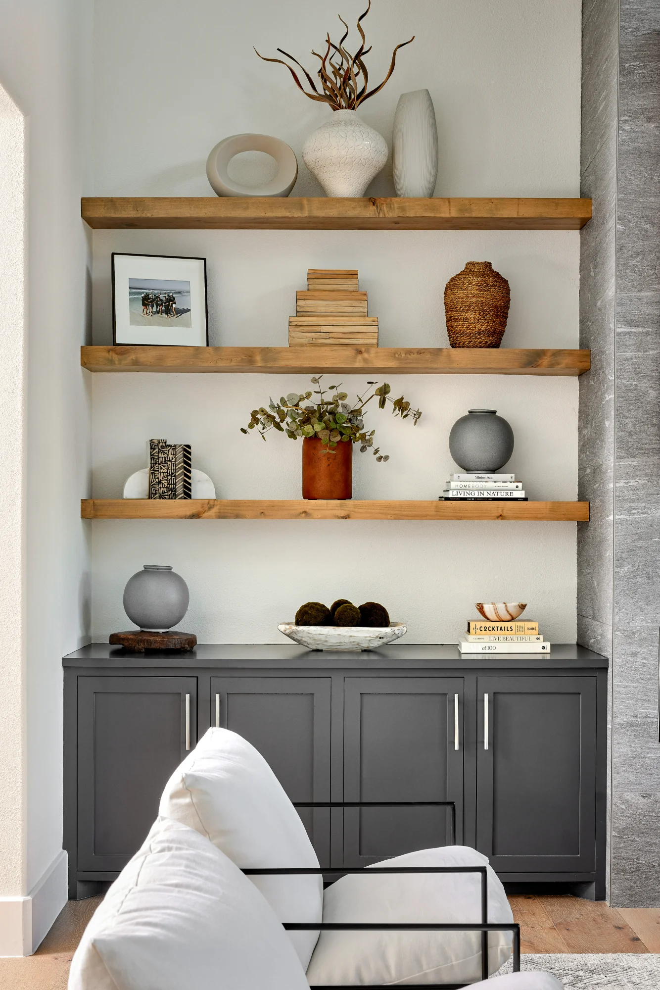 Built-in shelves and seating nook in a cozy living room