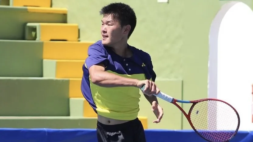 Michael Zheng rips a forehand on a outdoor hard court