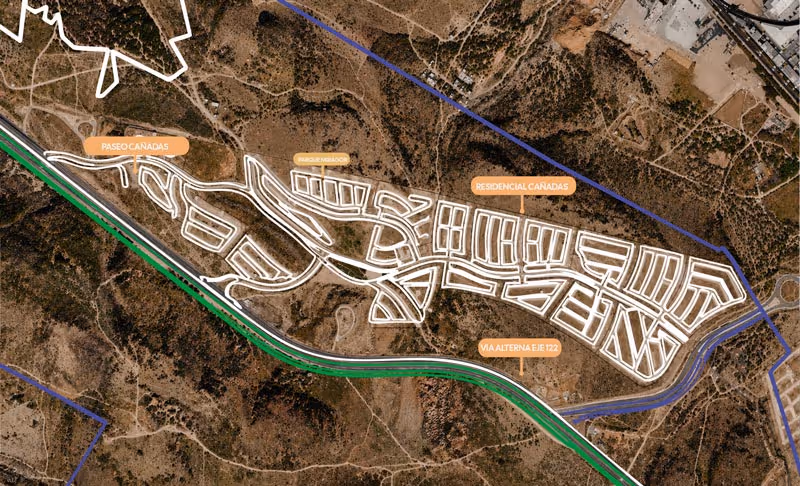 Plano maestro de una urbanización en zona montañosa con áreas y vías señaladas, incluyendo Paseo Cañadas, Residencial Cañadas y Vía Alterna Eje 122, con delimitación azul y carretera marcada en verde.