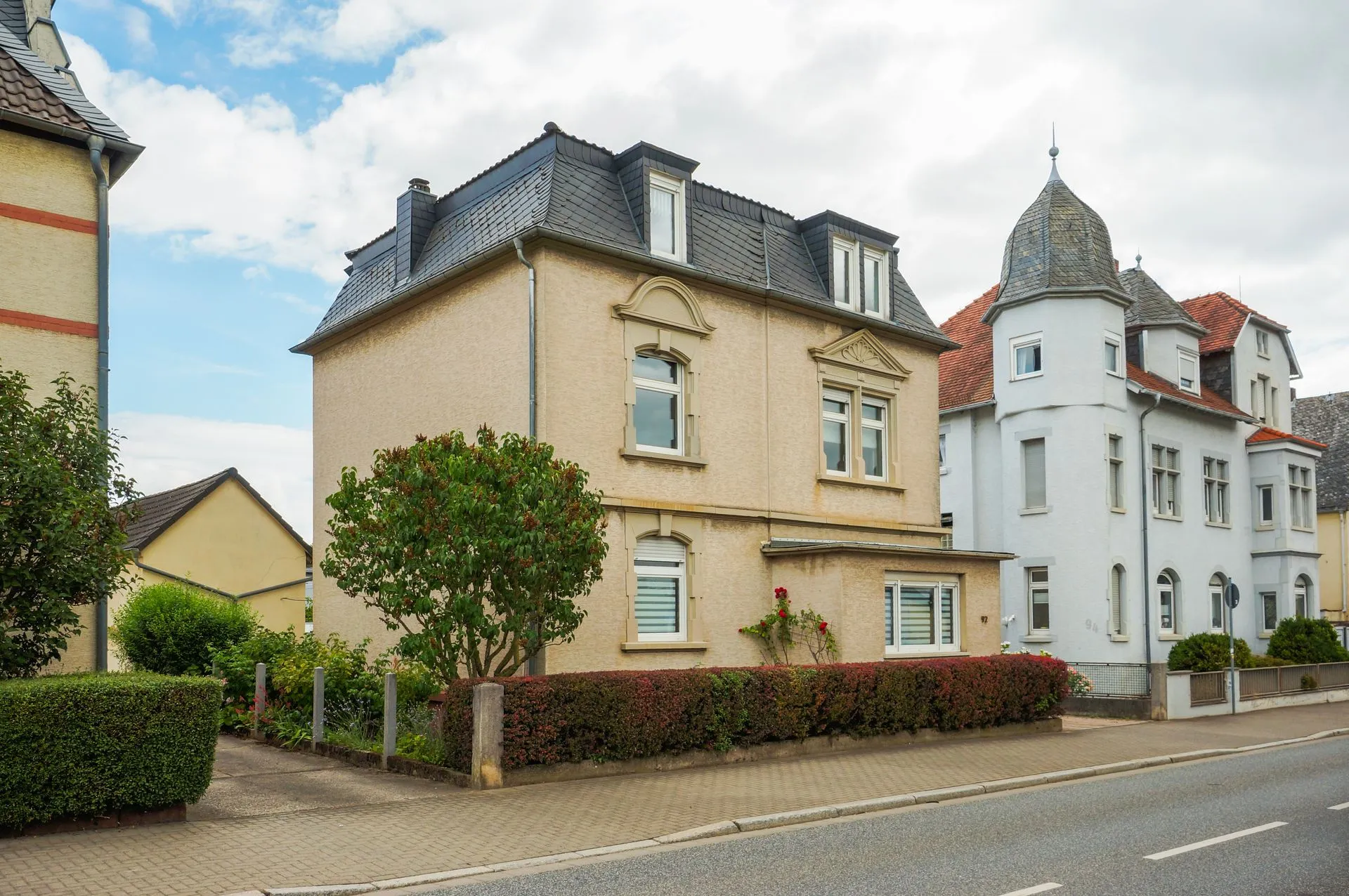 Vorder- und Seitenansicht Immobilie – LMW Immobilien