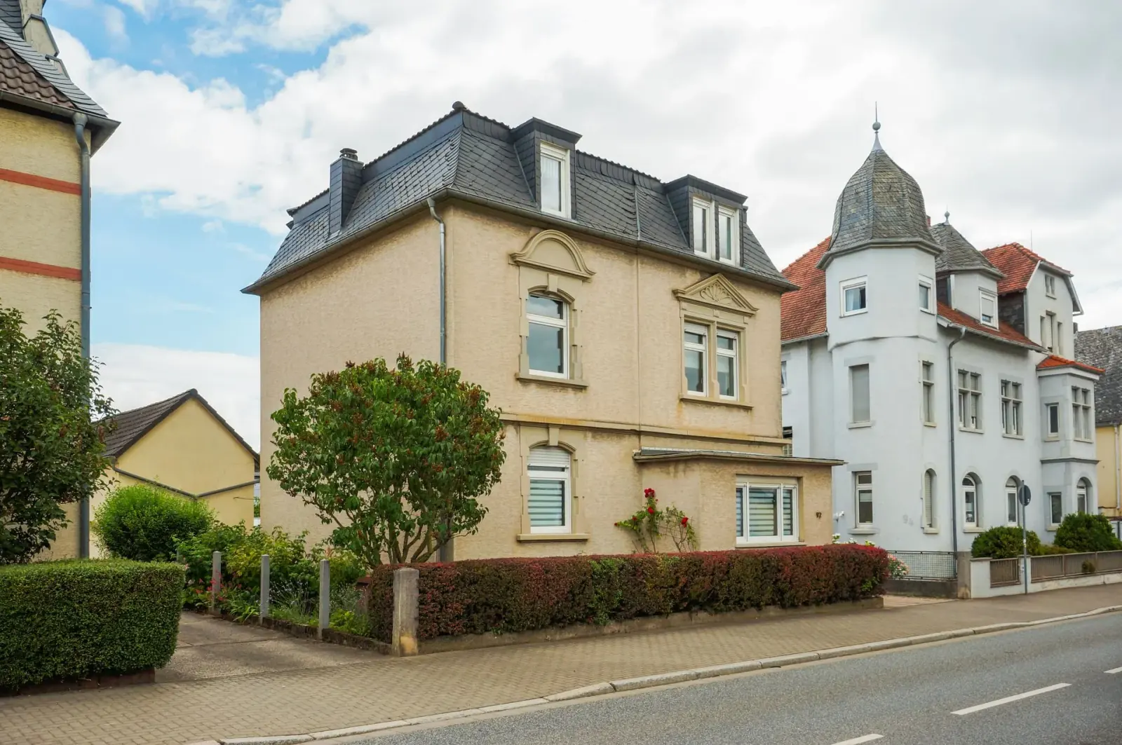 Vorder- und Seitenansicht Immobilie – LMW Immobilien