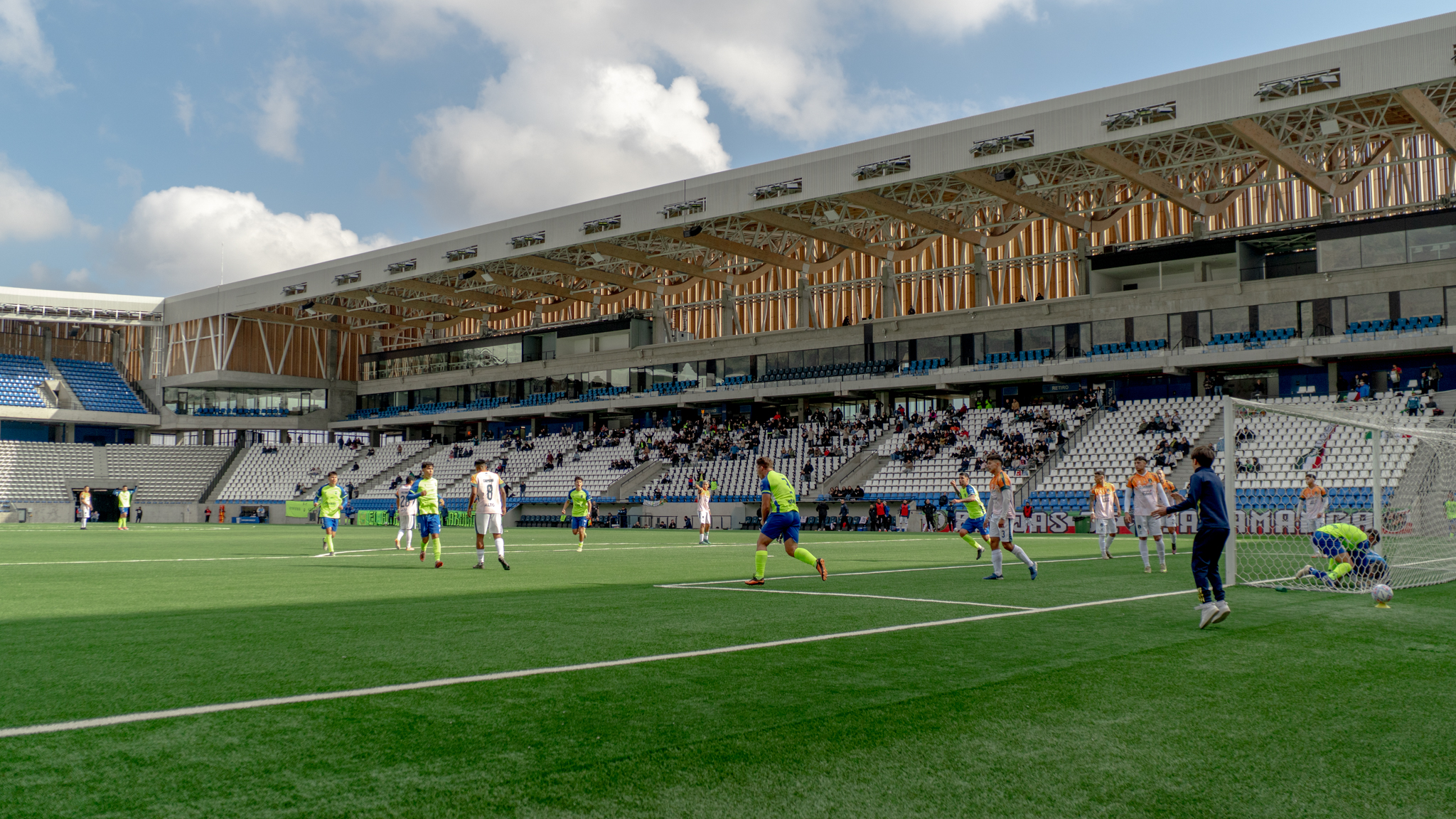 Portada de la noticia: Atlético Colina cae tras un cierre adverso frente a Brujas de Salamanca