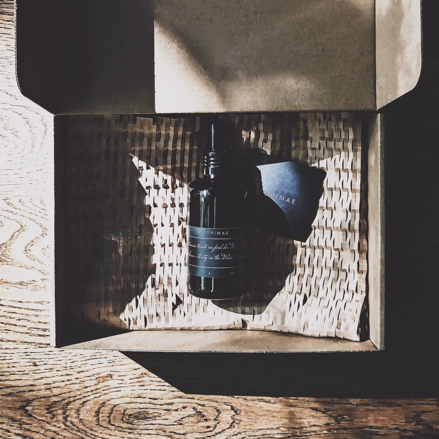 Bouteille de parfum d'intérieur Sept heures trente au pied des White Mountains dans une boîte