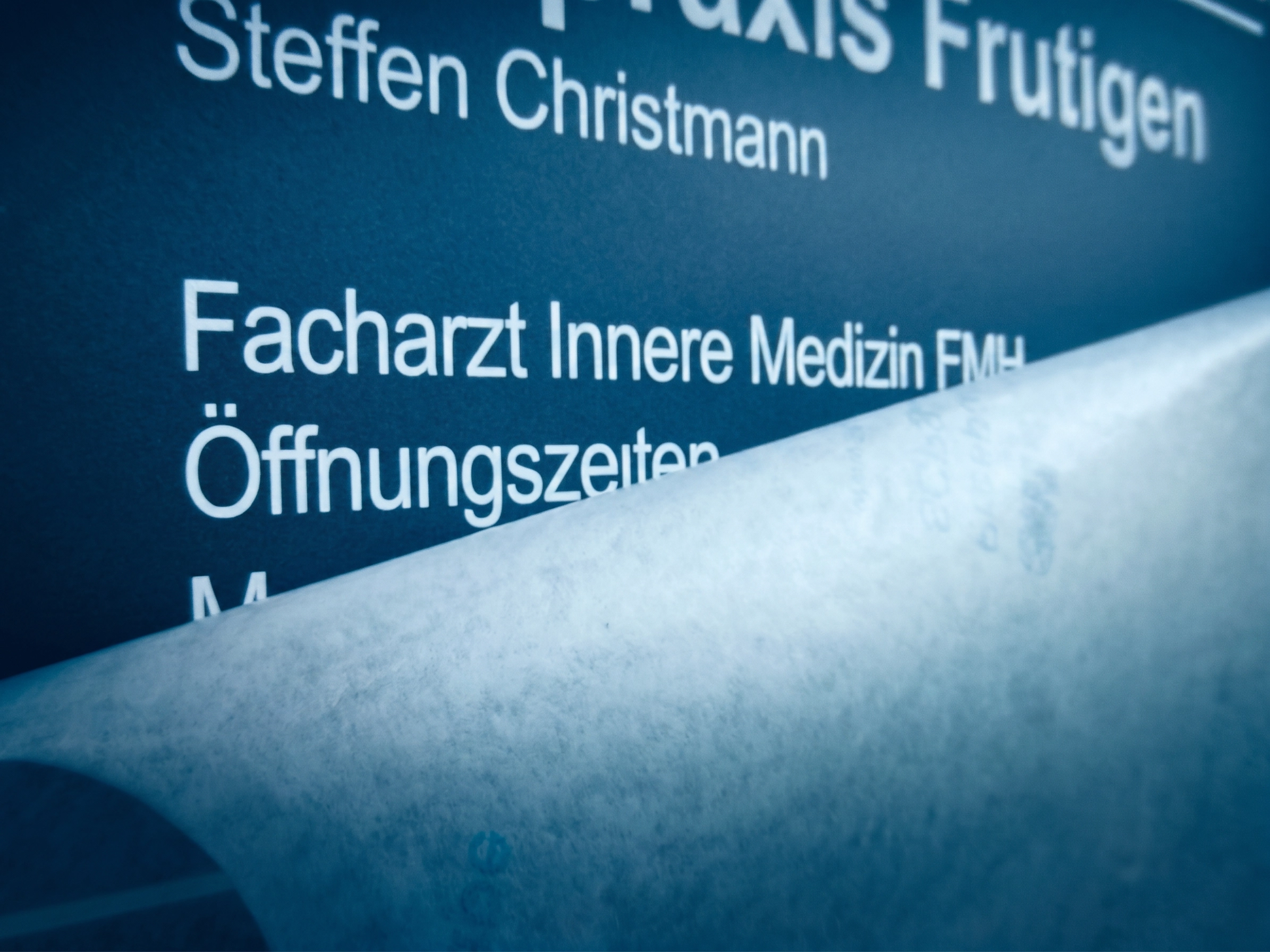 Geplottetes Folienlogo aus hochwertiger Klebefolie, konturgeschnitten und montagebereit produziert.