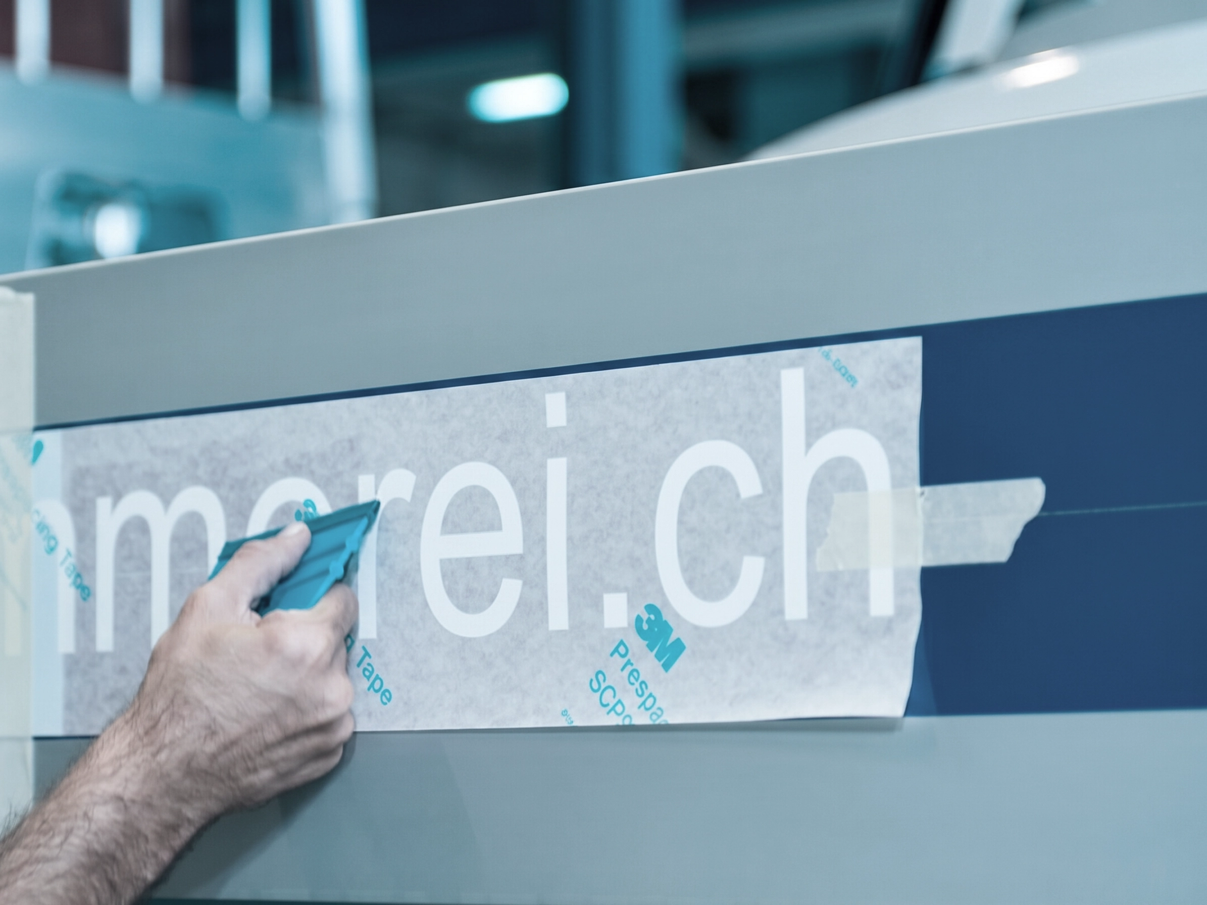 Detailaufnahme eines konturgeschnittenen Folienlogos aus der Produktion von DESIGNreich.