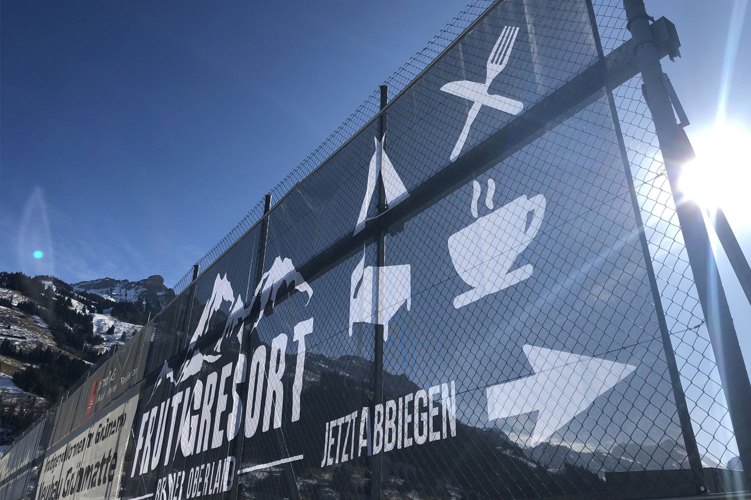 Bedruckte Werbeplane für Baustellen, Fassaden und Firmenwerbung in der Schweiz