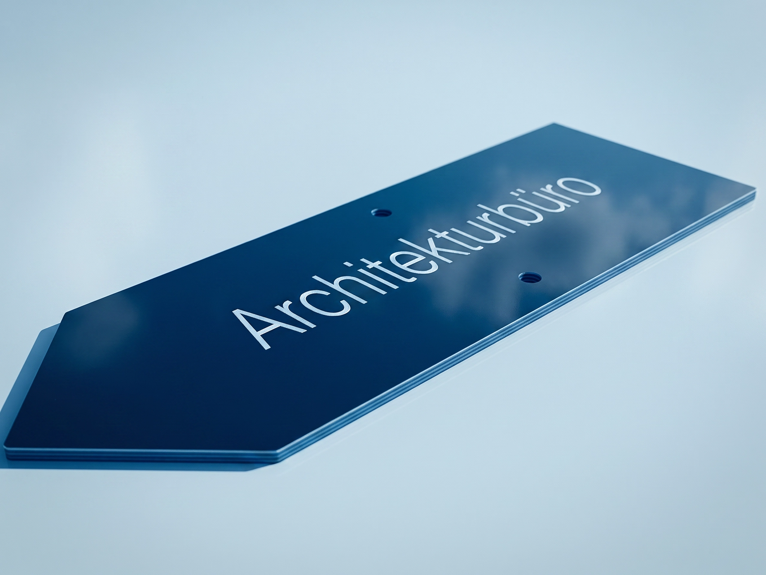 Hochwertige Signaletik von DESIGNreich mit bedruckten Wegweisern und Informationstafeln für eine klare Orientierung.