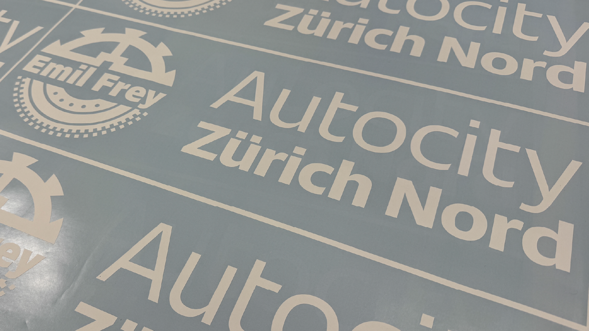 Detailaufnahme eines konturgeschnittenen Folienlogos aus der Produktion von DESIGNreich.
