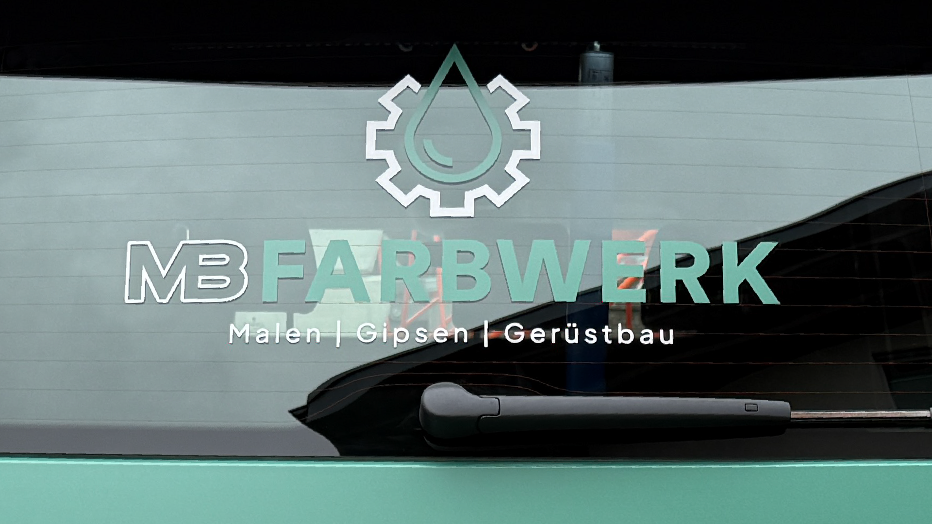 Folienlogo auf einer Heckscheibe von einem Firmenfahrzeug, produziert von DESIGNreich.