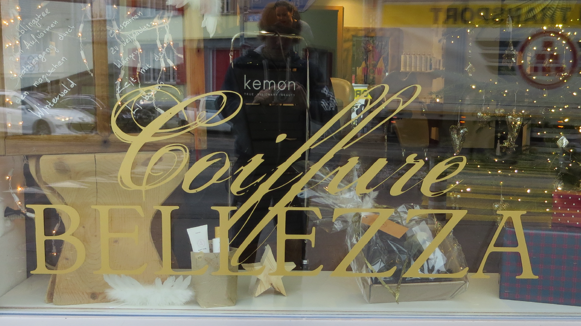 Das Foto zeigt ein Folienlogo in Gold auf einem Schaufenster, produziert von DESIGNreich