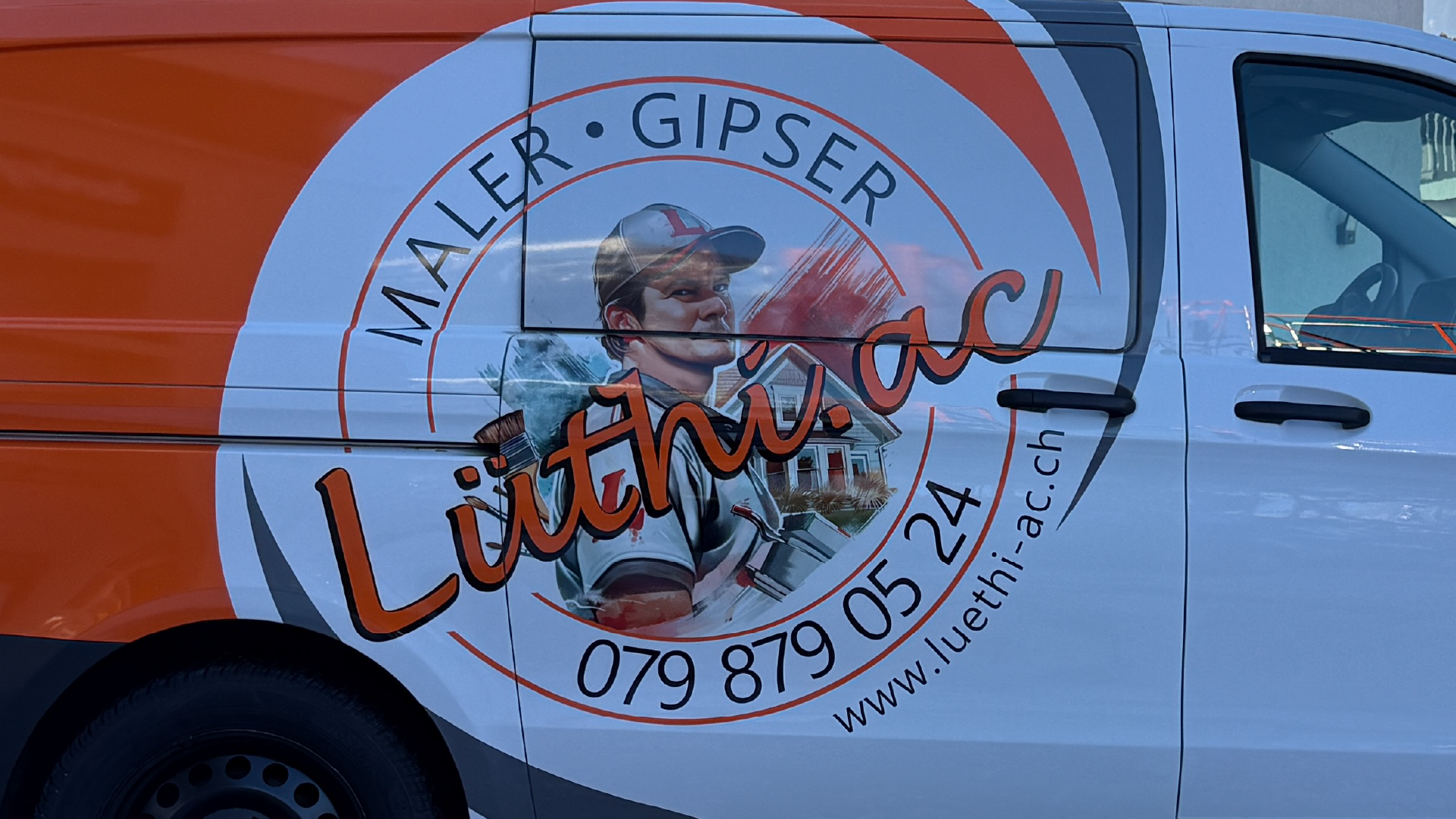 Hier wird ein von Designreich produziertes, gedrucktes Folienlogo auf einem Fahrzeug gezeigt. 