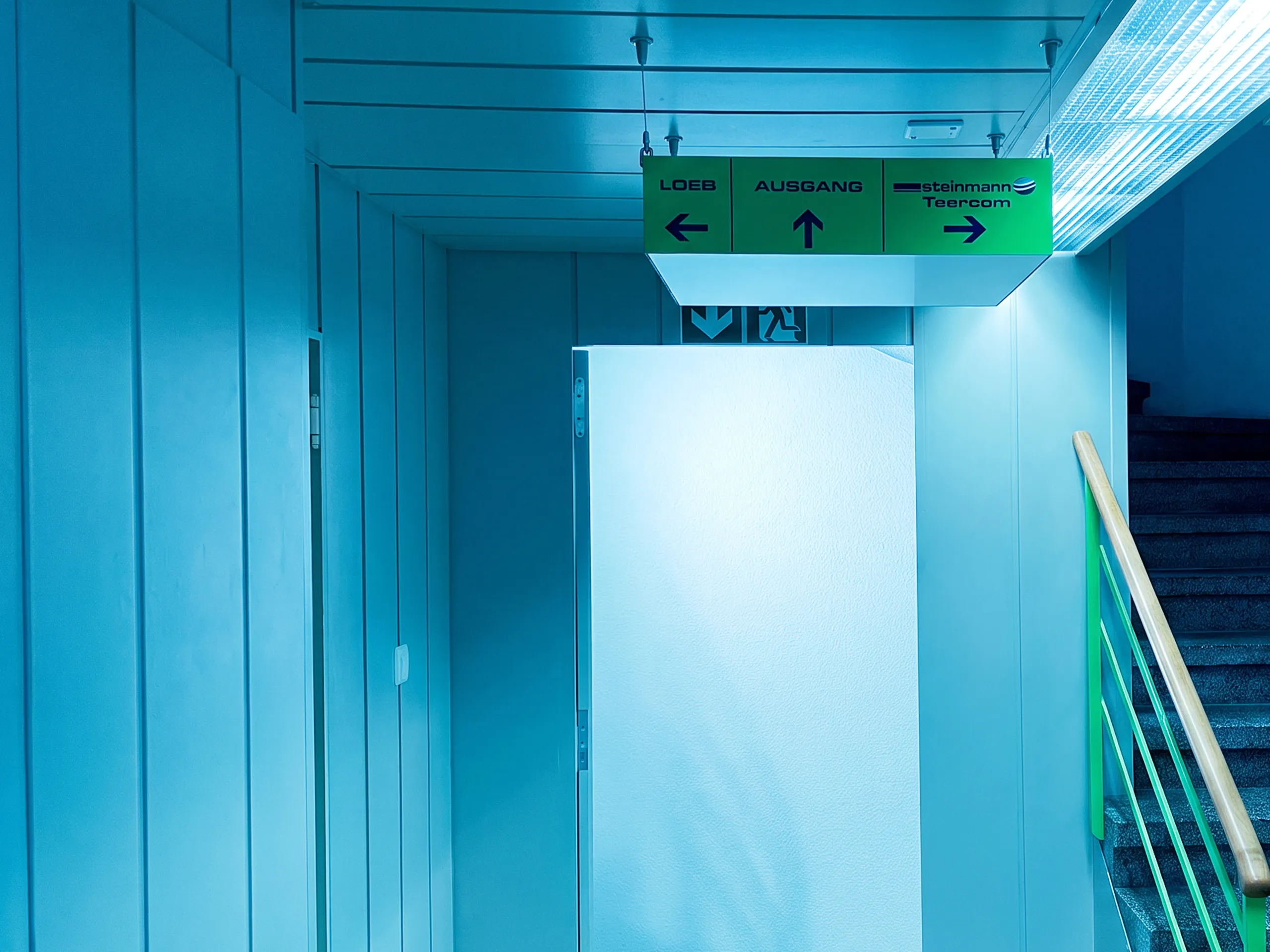 Orientierungssystem mit Wegweisern und Beschilderung im Corporate Design