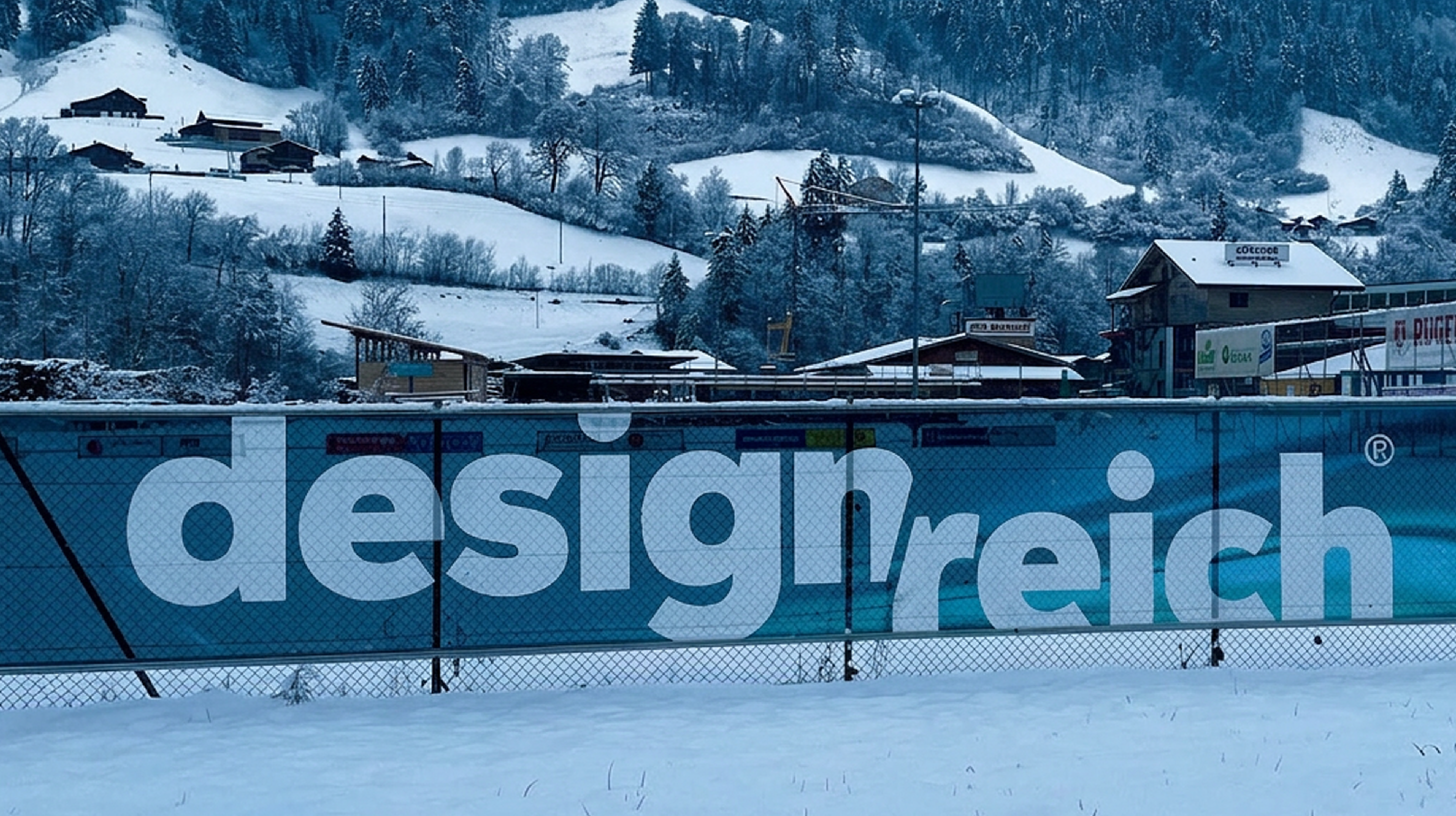 Bedrucktes Netz für eine Bandenwerbung am Fussballplatz, produziert von Designreich