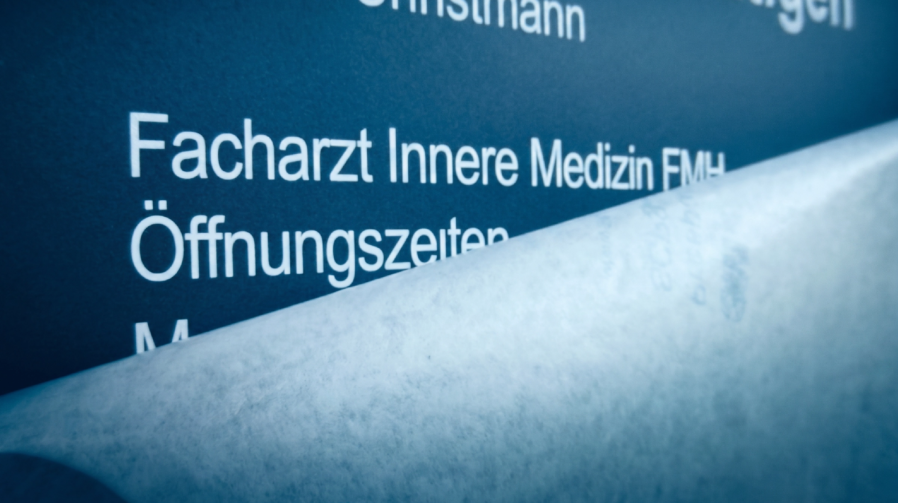 Hochwertige Folienschriften für Fahrzeuge, Schaufenster, Türen usw., produziert von Designreich
