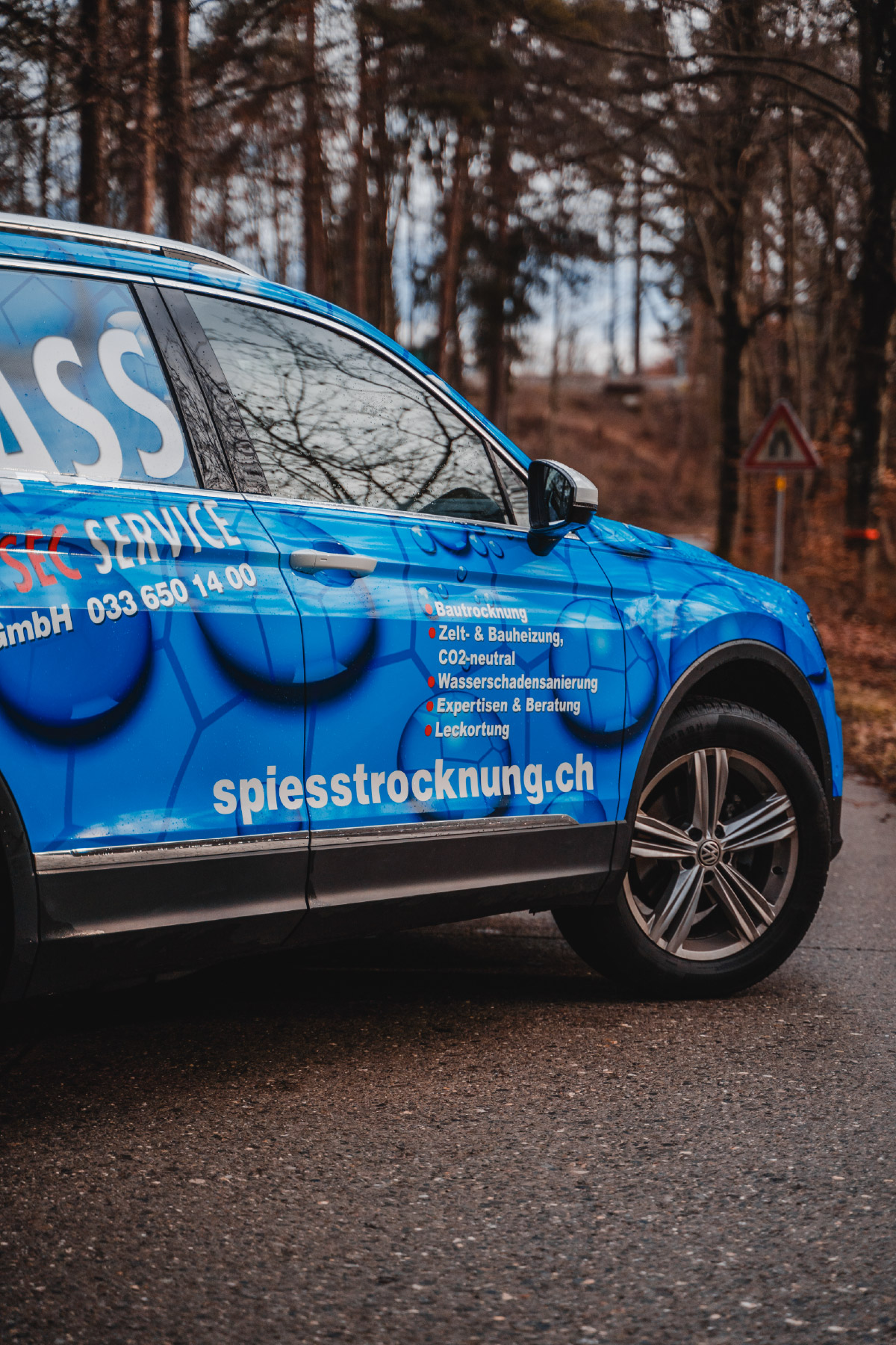 Hochwertige Firmenfahrzeug-Beschriftung mit Logo und Kontaktdaten als mobile Werbung