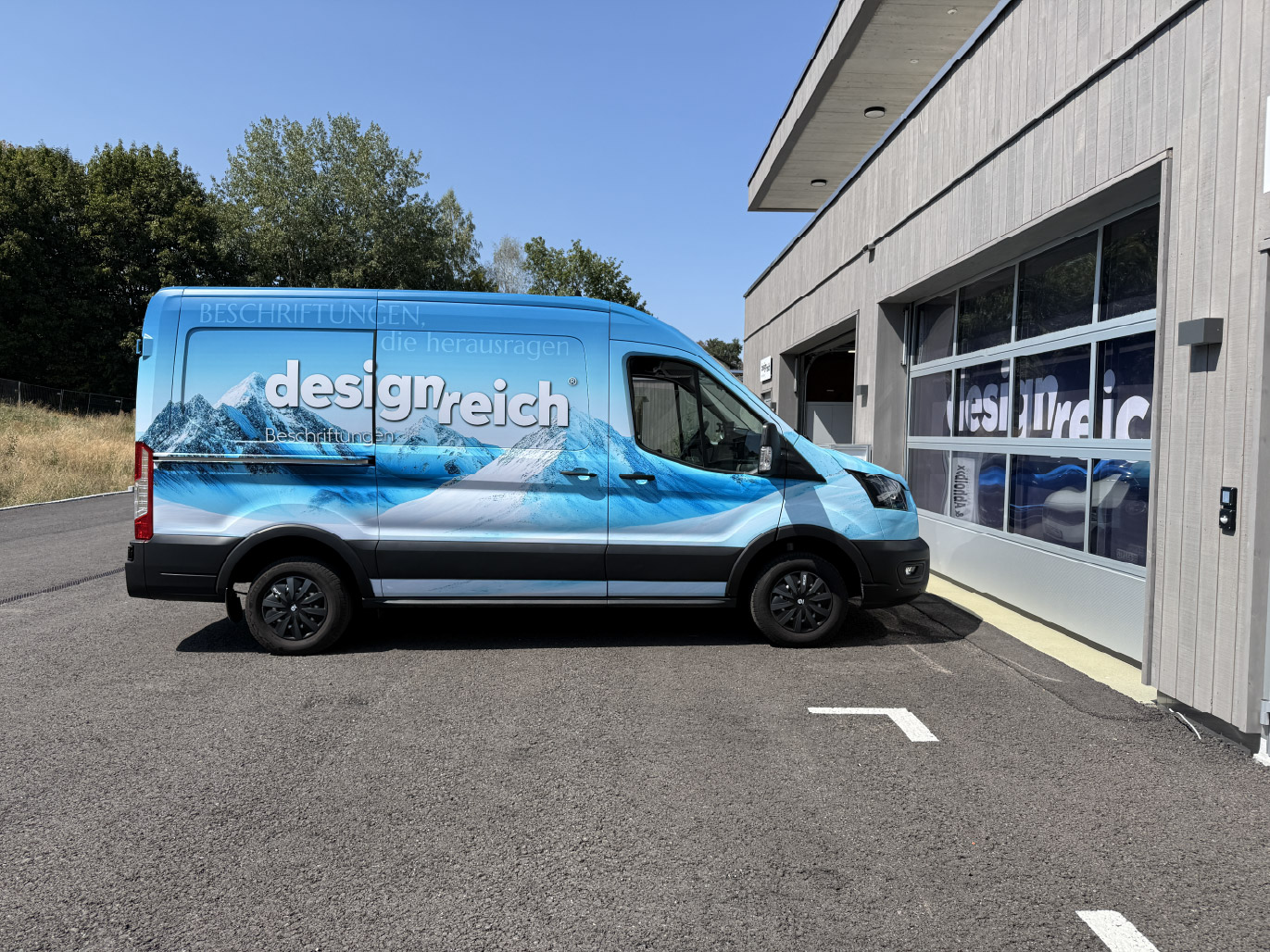 Professionelle Firmenbeschriftung von Designreich Spiez – hochwertige Werbung und individuelles Design aus dem Berner Oberland