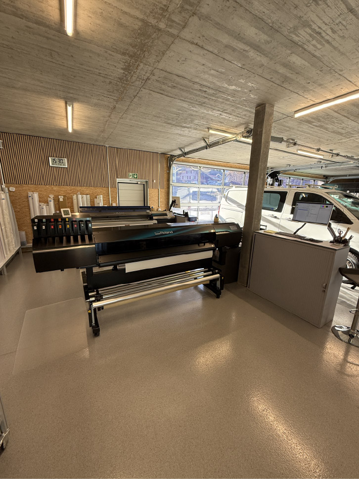 Hochwertige Fahrzeugbeschriftung von Designreich in Spiez für einen professionellen Firmenauftritt