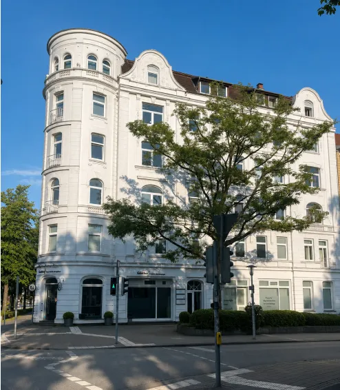 Moderner Bürogebäudekomplex mit Glasfassaden und mehreren Etagen.