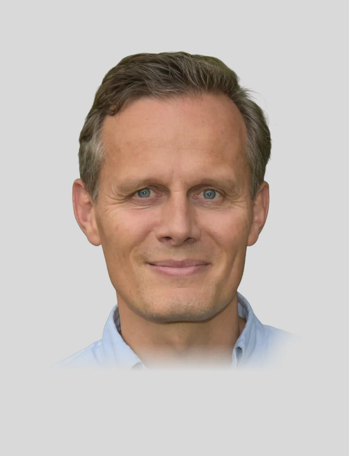 Junge Ärztin mit blondem Pferdeschwanz hält ein leeres Klemmbrett und schaut freundlich in die Kamera.