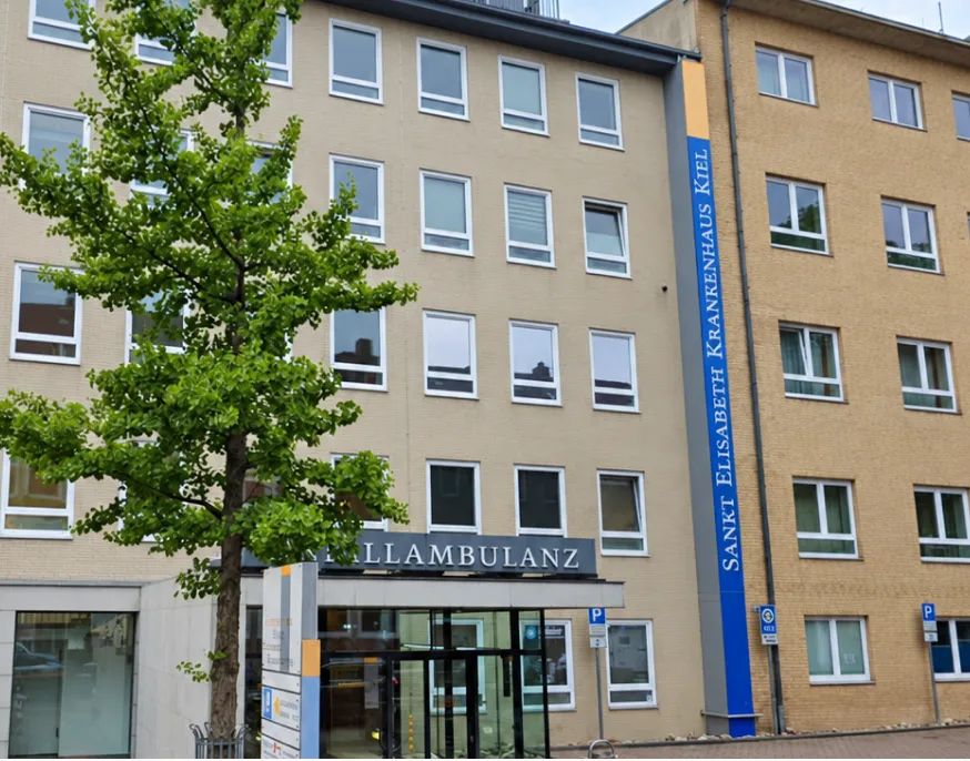 Arzt und Krankenschwester im Operationsbereich empfangen und betreuen Patienten nach der Operation.